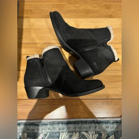 Lucky Brand Women’s Basel Sherpa Lined Black Suede Booties Size 5 - Picture 4 of 8